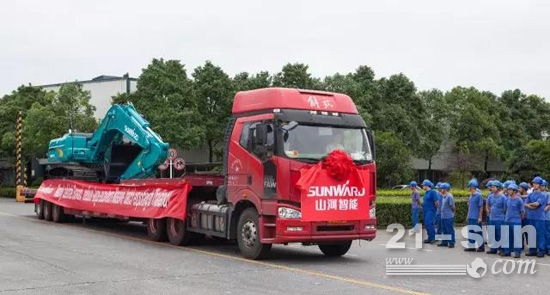 山河智能中大型挖掘机大批量出口泰国发车