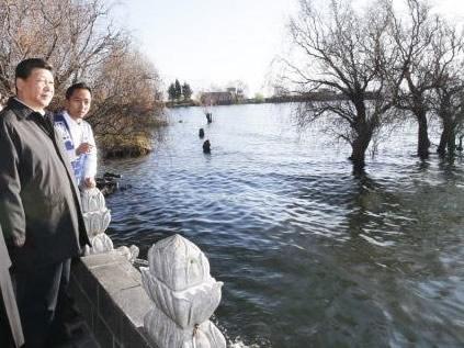 1月20日，习近平来到大理白族自治州大理市湾桥镇古生村，仔细察看洱海边的生态保护湿地。新华社记者 鞠鹏摄