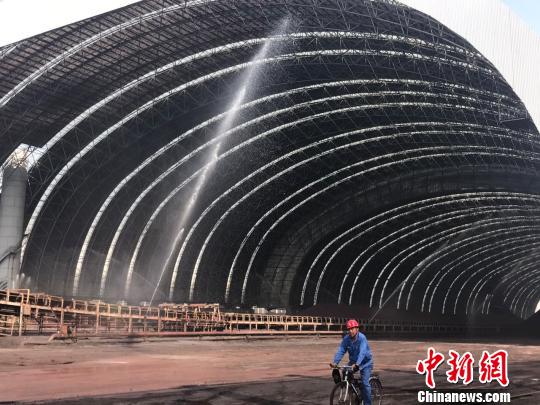“环保大棚”设有固定的自动喷淋装置,可有效抑制粉尘。 胡健 摄