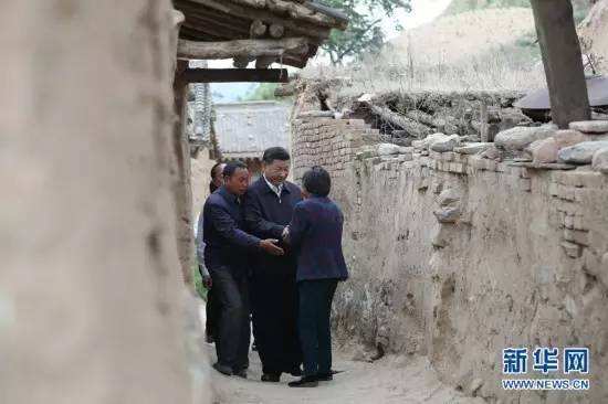 6月21日，习近平在山西省忻州市岢岚县赵家洼村看望特困户王三女一家  庞兴雷摄/本刊