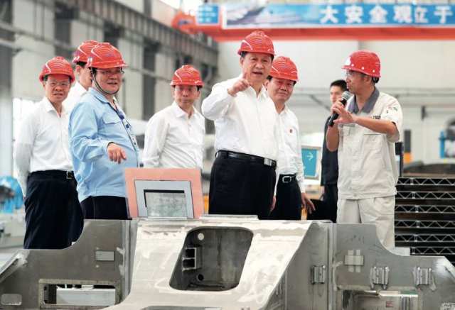 4月20日，习近平在广西南南铝加工有限公司了解企业生产情况    谢环驰摄/本刊
