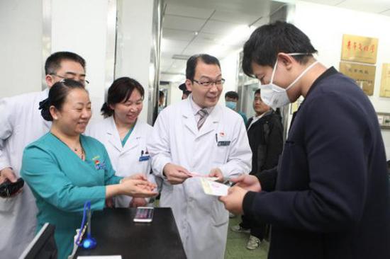 2017年4月8日0时11分，北京宣武医院急诊接诊一名患者，产生了宣武医院的第一张医事服务费收费单据。新华社发（胡诚 摄）