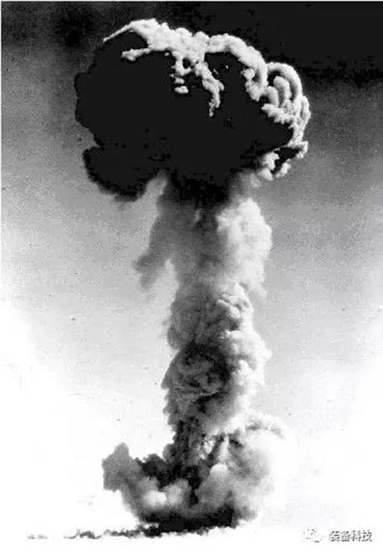 第一颗原子弹爆炸成功后升起的蘑菇云。 本文图均为微信公众号：装备科技图