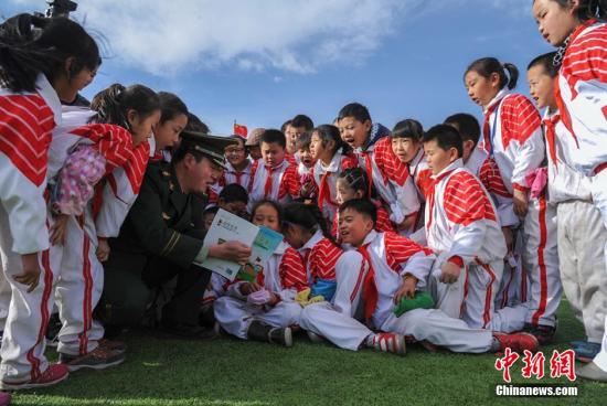 资料图：甘肃一小学学生们学习消防安全知识。师永红 摄