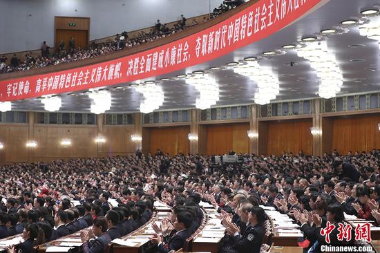 10月18日，中国共产党第十九次全国代表大会在北京人民大会堂开幕。习近平代表第十八届中央委员会向大会作了题为《决胜全面建成小康社会 夺取新时代中国特色社会主义伟大胜利》的报告。 中新社记者 盛佳鹏 摄