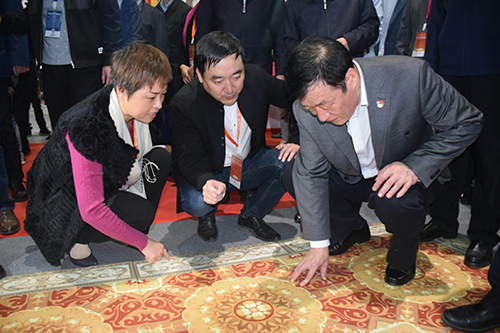 工业设计闪烁异彩：名镇文创瓷毯抢眼中国红博会