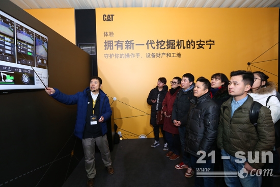 Cat产品专家介绍新一代挖掘机的主题内容