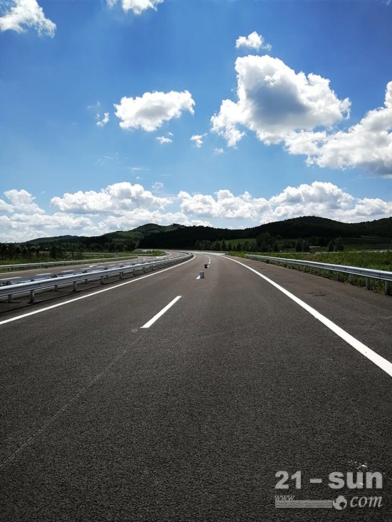 采用标线坑预槽铣刨工艺施划的道路标线实景